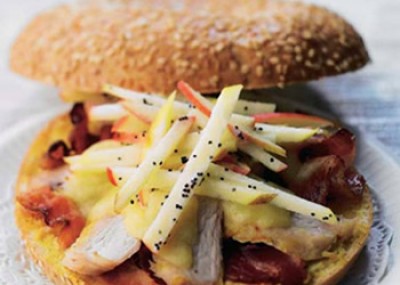 Bagel de Puropollo con Beicon y Manzana